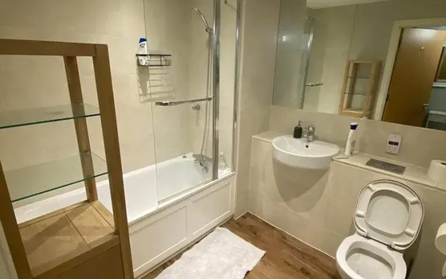 Inviting 2BD Flat W/private Balcony - Battersea!