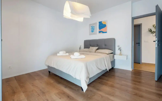 Modern apt With Balcony, 12 min Walk to the Beach