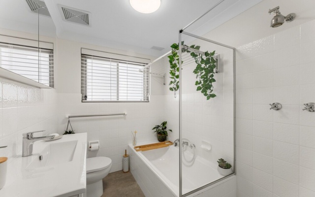 South Cronulla Apt Steps to Surf & Ocean Pools – Bathroom – Sydney