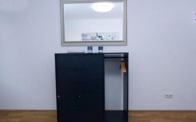 Next to City Center and Central Station, Apt. 10