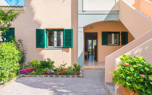 Nafsika's Beachfront Apartments