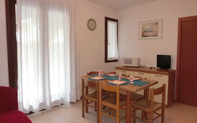 Flat With a Lovely Poolside Garden With bbq
