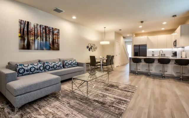 Spacious New Modern Retreat