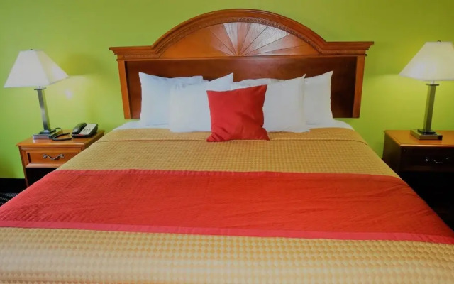 Oak Tree Inn & Suites