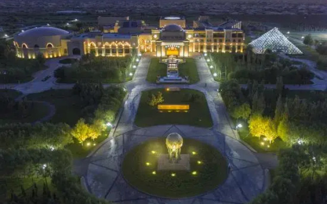 Seven Star Lake Desert Hotel