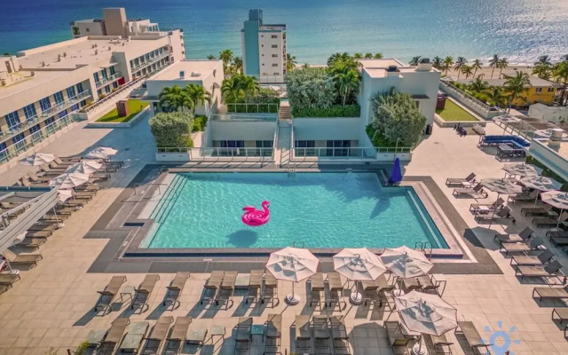 Hollywood Bliss Studio Balcony Beach View