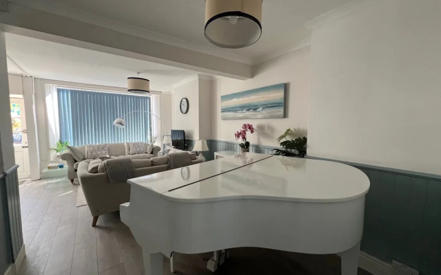 Housesleeps7-parking-garden-fireplace-beachnearby