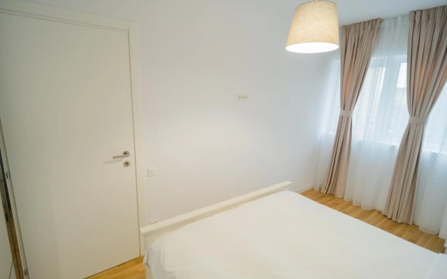 Central 1BR - city view + large balcony + Netflix