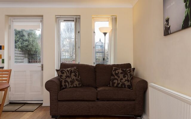 2 Bedroom House Near Wapping Station