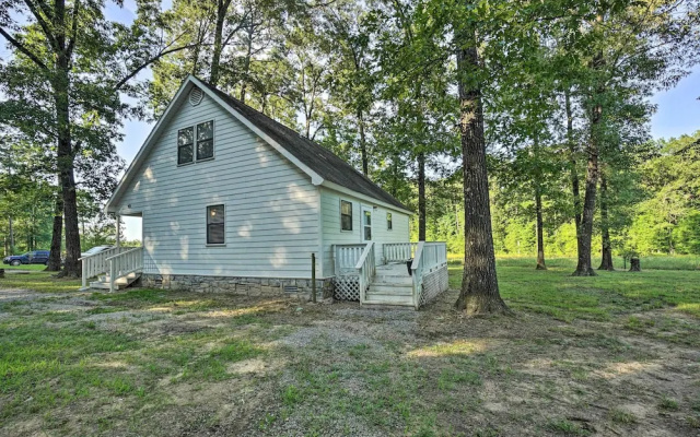 Peaceful Broken Bow Cottage w/ Fire Pit!