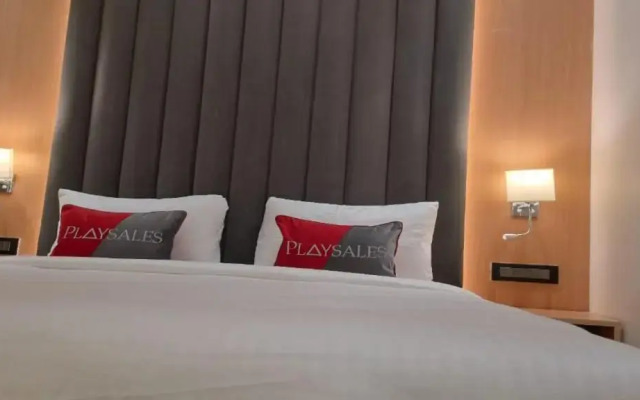 Playsales Scarlet