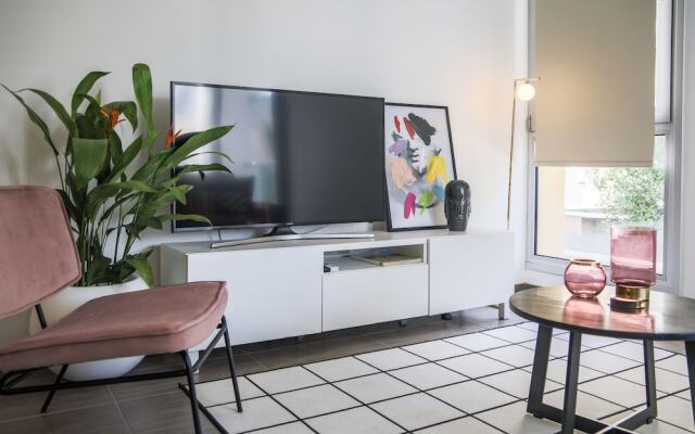 Phaedrus Living: City Luxury Flat Anemone 103