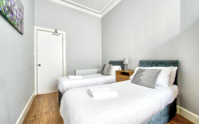 Edinburgh City Central Apartment Sleeps 6 Free Parking
