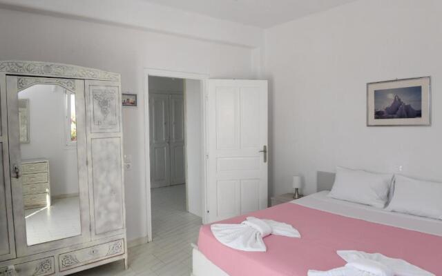 Cycladic House at the suburbs of Naousa