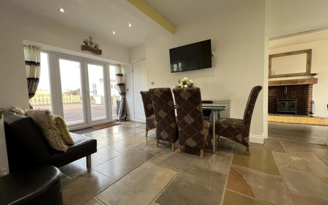 3 Bedrooms - 2 Bath Rooms - Dog Friendly - Parking