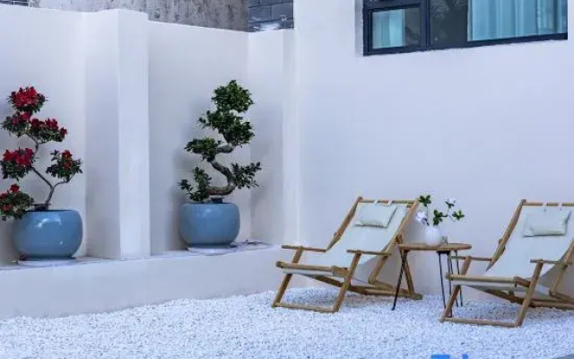 Re-visit the sea view courtyard