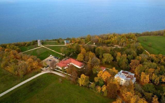 Saka Manor