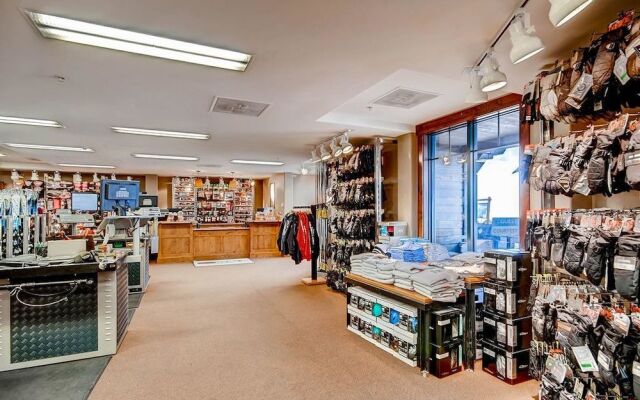 Crystal Peak Lodge 7203 - Ski-In/Ski-Out by RedAwning