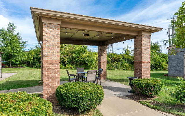 Suburban Studios Clarksville-Louisville North