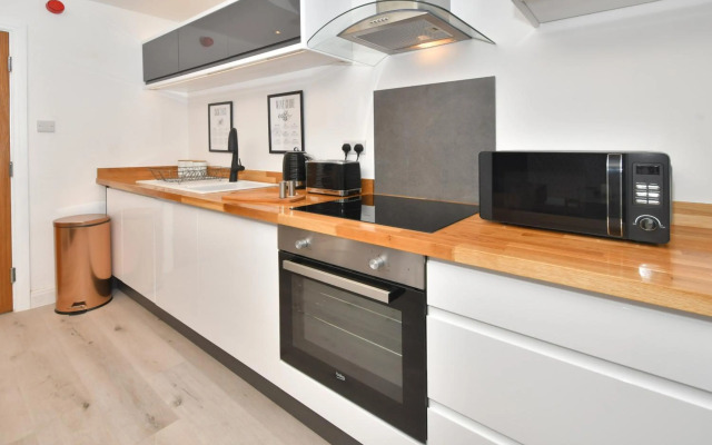 Antrobus Deluxe Apartments by YourStays