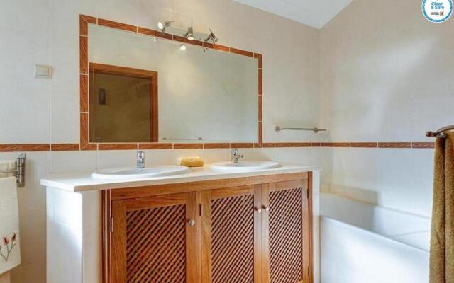 Villa Mikael - Free Wi-Fi - Aircon - Private Pool by bedzy