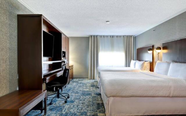 Отель Four Points by Sheraton Toronto Mississauga