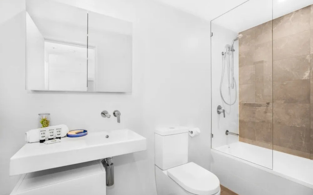 2-bed Beach Apartment With Pool, Parking & Balcony – Bathroom – Gold Coast
