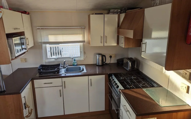 2 Bedroom Pet Free Caravan and Decking Free Wifi
