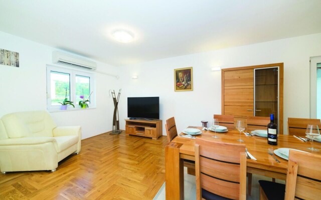 Amazing Home in Trilj with Hot Tub, WiFi & 4 Bedrooms