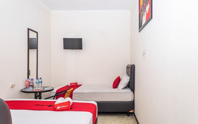 Bantal Guling Asia Afrika by RedDoorz