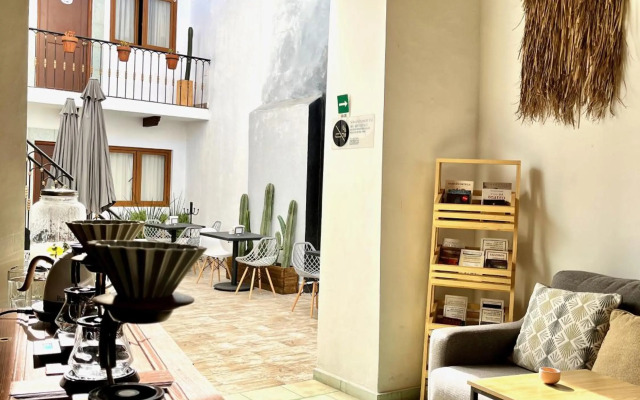 Casa 14 Hotel & Café