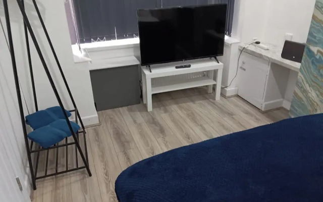 4 Bed-sleeps 9-private Garden-free Parking