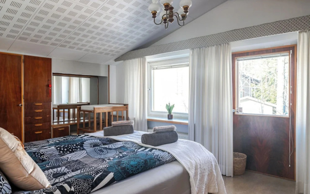 Lakefront House with 5 BR and Sauna