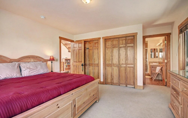 Stunning Mountain Getaway! Sleeps 10!