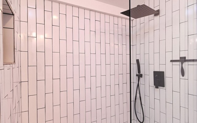Immaculate 3bdr Private Bungalow, Walk to Beach!