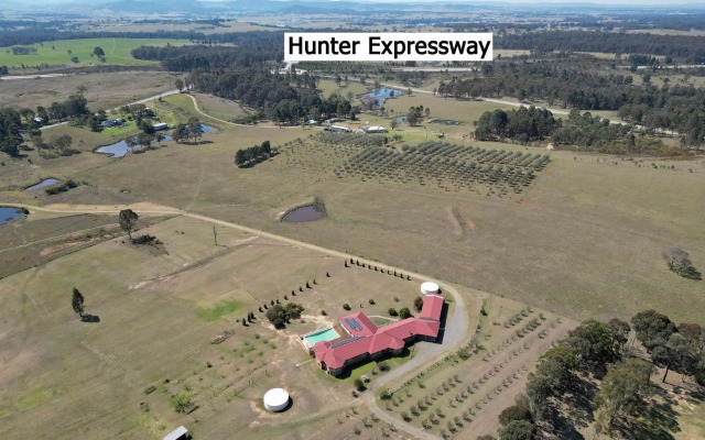 Noble Willow Estate Lovedale. Super Spacious, with views and pool