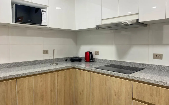 w Captivating 2BR With Balcony in Miraflores