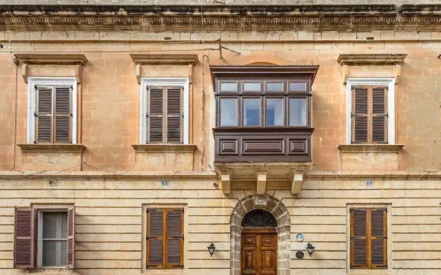 Spacious 4-Bedrooms Townhouse in Tas-Sliema