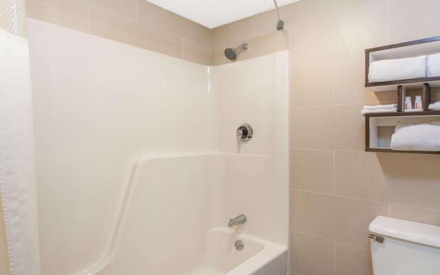 Howard Johnson by Wyndham Suffern