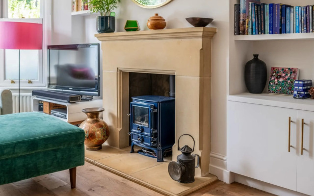 Ealing's Cozy Garden Retreat