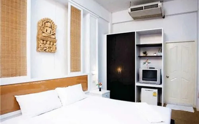 RoomQuest Pratunam Yesterday's Photo Hotel