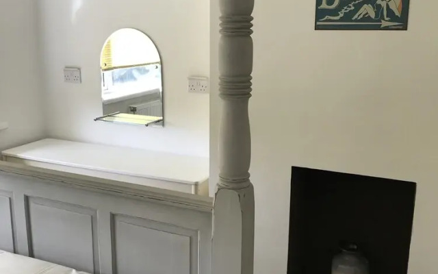 3 bed Bungalow minutes from the beach