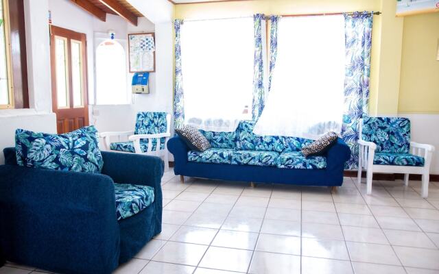 Tropical Breeze Guesthouse and Furnished Apartments