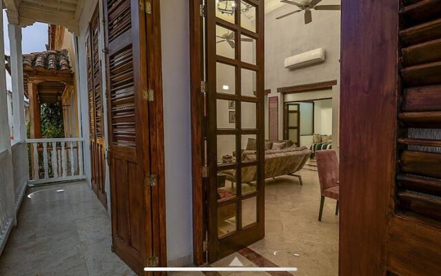 Luxury Large Apartment With Colonial Balcony