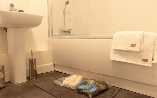 Livestay - 3 bed Apt With Balcony Near Heathrow