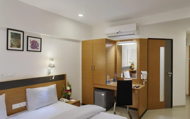 Hi5 Hotel & Experience