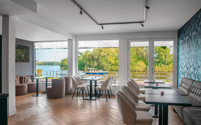 Amsterdam Lake Hotel