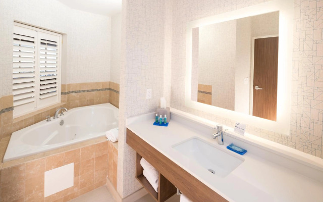 Holiday Inn Express Hotel & Suites Bay City by IHG