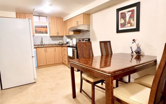 Cozy Home in Richmond Hill with Free Parking