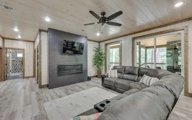 Family-friendly Broken Bow Home w/ Deck & Grill!